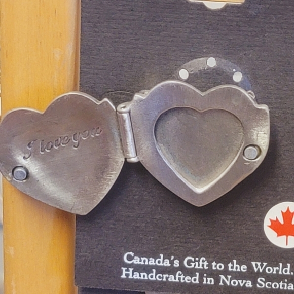 MOTHERS DAY GIFT "mom" locket brooch pin "I love you" by Seagull handcrafted - Picture 3 of 4